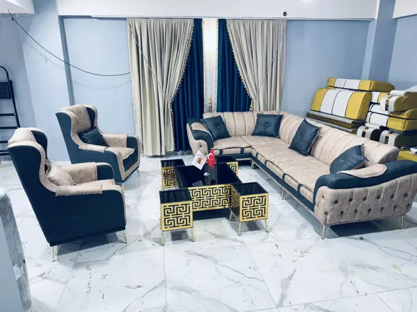 طقم كنب كحلي وبيج مع كراسٍ