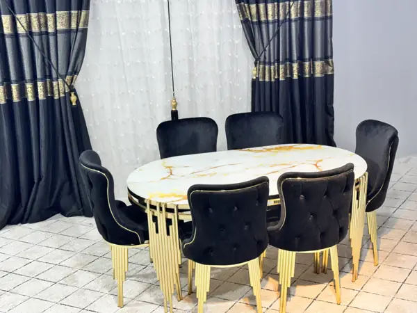طاولة سفرة بأرجل ذهبية وستة كراسٍ