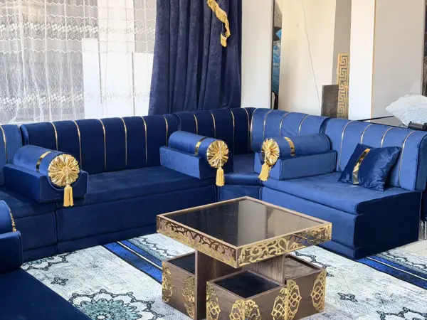 مجلس كحلي من الإسفنج مع طاولة نحاسية