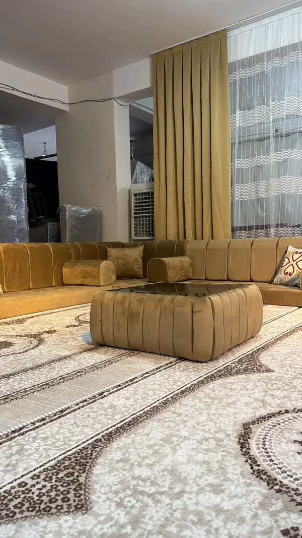 طقم كنب خردلي مع طاولة