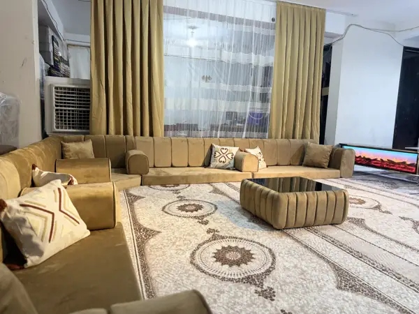 مجلس خردلي ذهبي مع طاولة مخملية