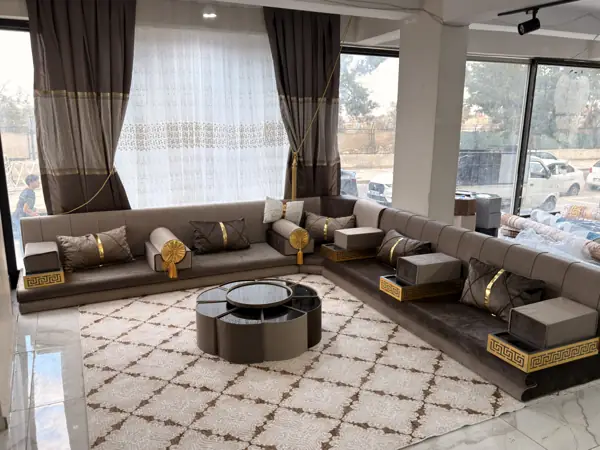 مجلس بني مع إطار نحاسي وطاولة دائرية