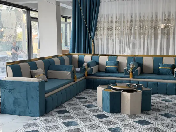 مجلس فيروزي مع وسائد بيضاء وطاولات