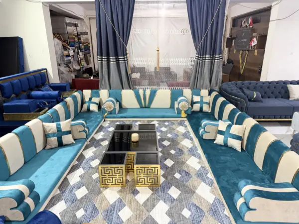 مجلس فيروزي وبيج مع طاولة بنقش ذهبي