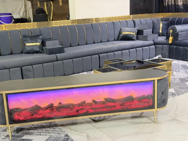 مجلس رمادي مع طاولة تلفاز بإضاءة