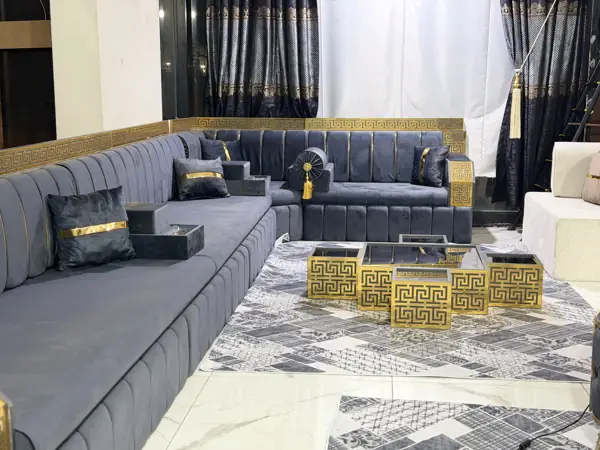 مجلس رمادي مع طاولات بنقش ذهبي