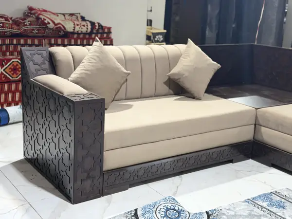 كنبة بيج بذراع خشبي محفور