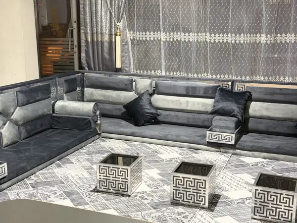 مجلس رمادي مع طاولات بنقش هندسي