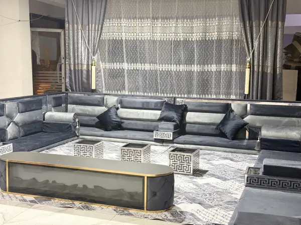 مجلس رمادي مع طاولة تلفاز