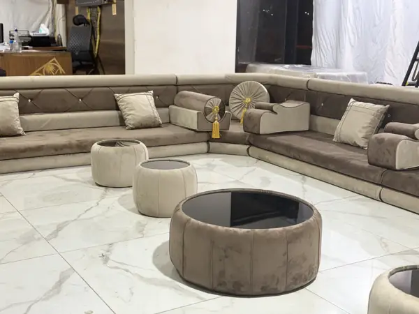 مجلس بيج مع طاولة دائرية كبيرة