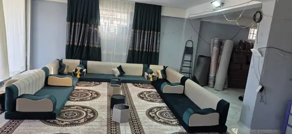 طقم مجلس كامل كحلي وبيج في المعرض
