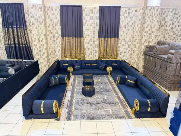 طقم مجلس كامل كحلي مع سجادة وطاولات