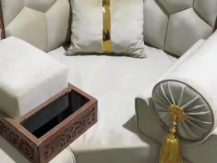 ذراع مجلس من الخشب المحفور بنقش عربي مع مسند بشرشوبة ذهبية