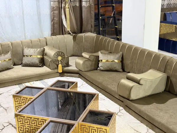 طاولات بنقش هندسي ذهبي أمام مجلس بيج